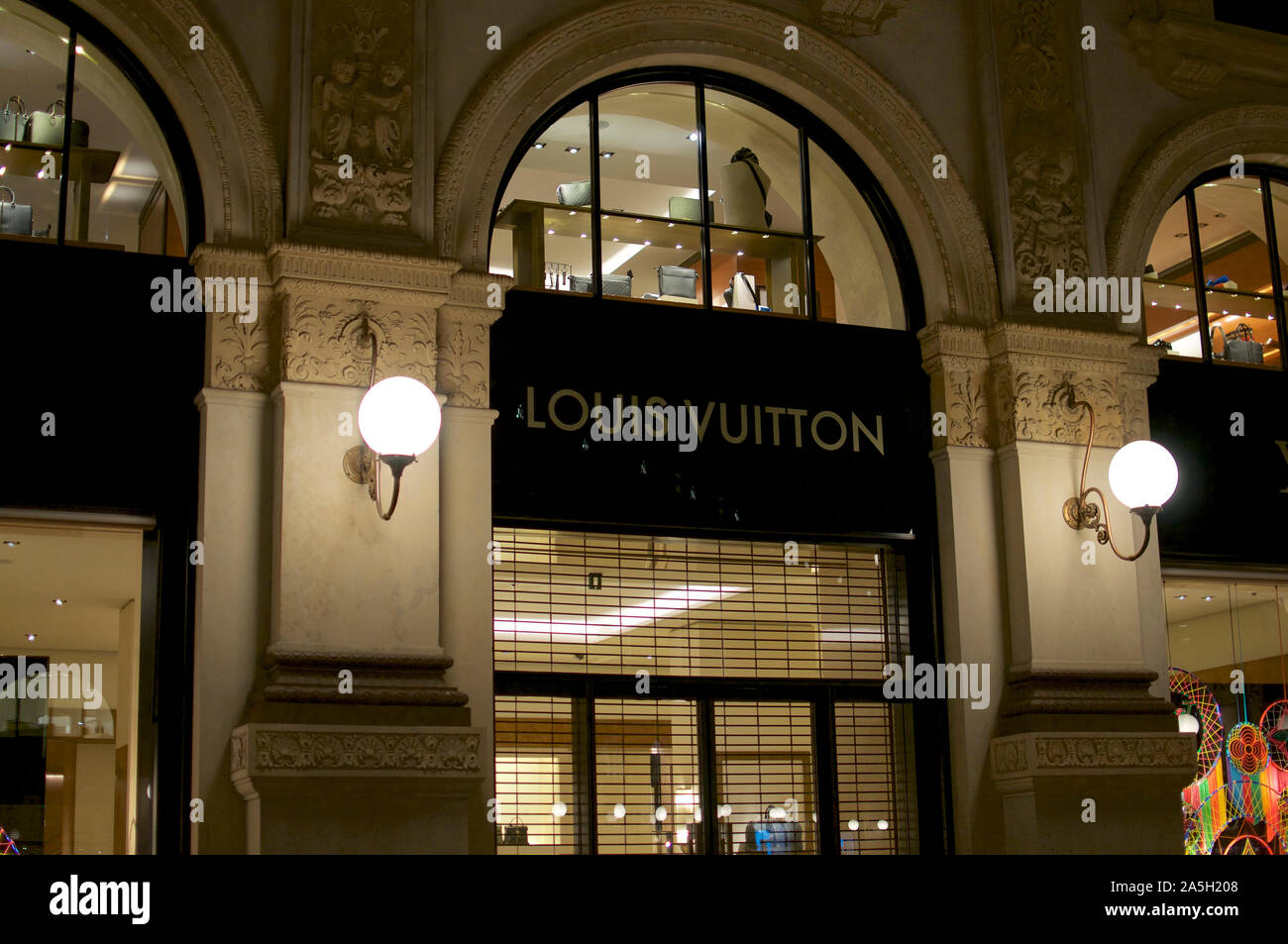Louis Vuitton Tienda fachada entrada frontal de la Quinta Avenida, en la  ciudad de Nueva York, EE.UU Fotografía de stock - Alamy