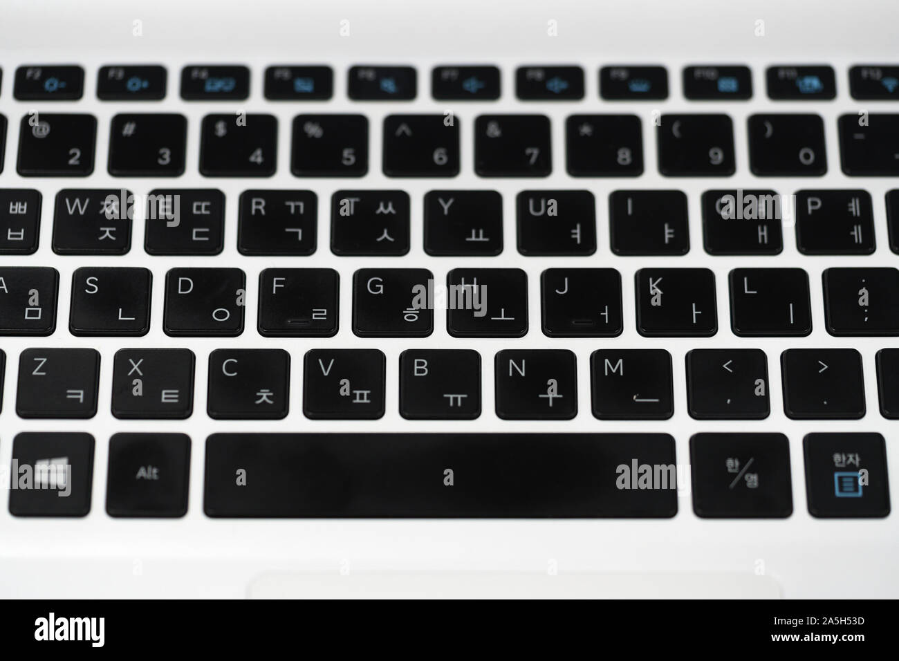 Vista cercana del inglés y el teclado coreano portátil Windows teclado  color negro, botón del alfabeto por Samsung Electronics Co., Ltd. es una  empresa de Corea del Sur Fotografía de stock -