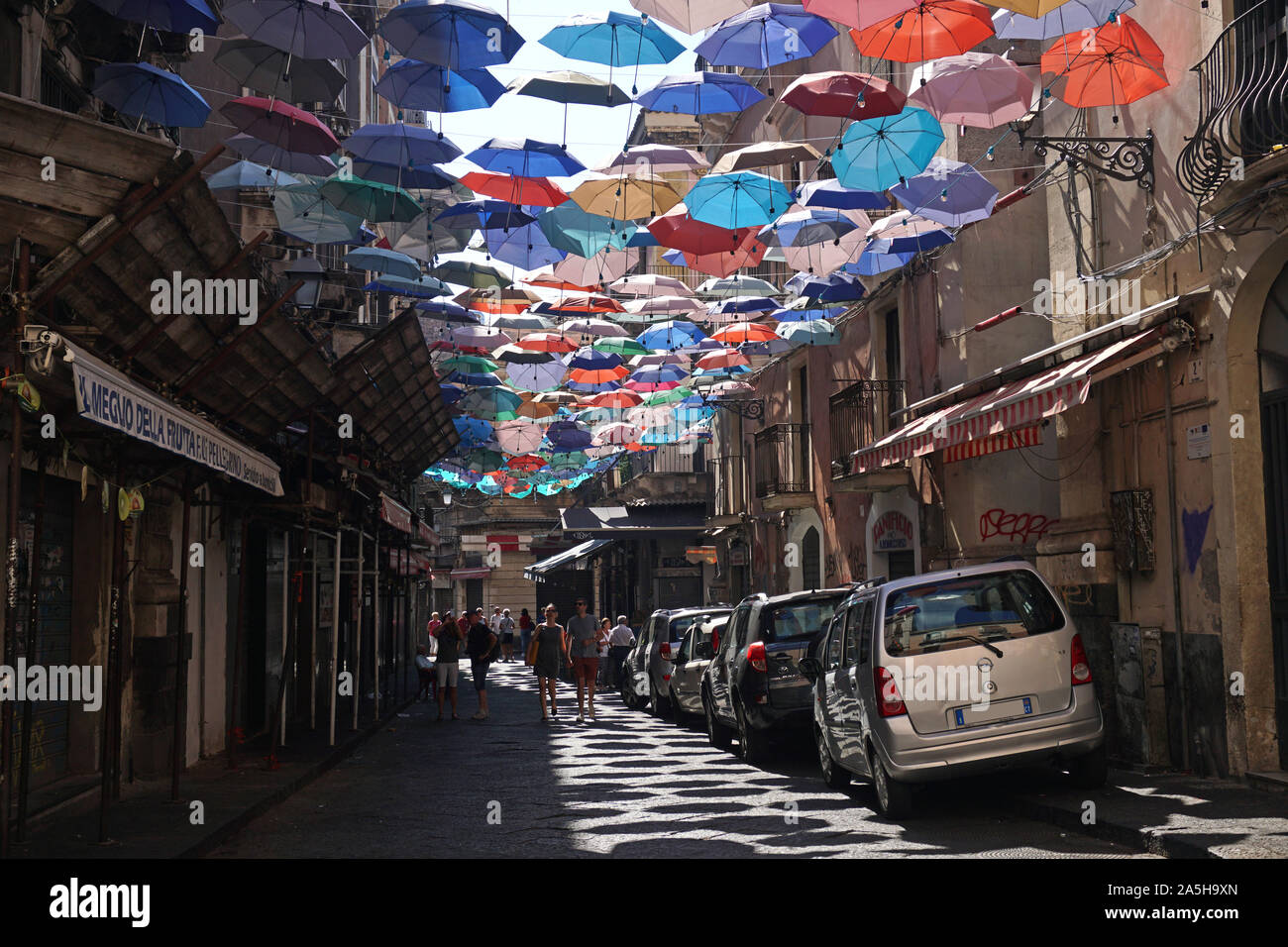 Las coloridas sombrillas del paraguas del proyecto de cielo en Via Gisira y Via Pardo, Catania, Italia Sicly Foto de stock