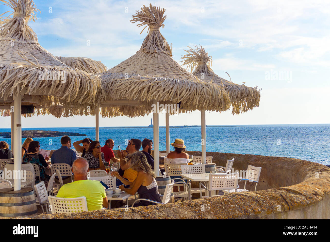 Italia, Apulia, Gallipoli, casco antiguo de la ciudad, cafetería en la muralla de la ciudad Foto de stock