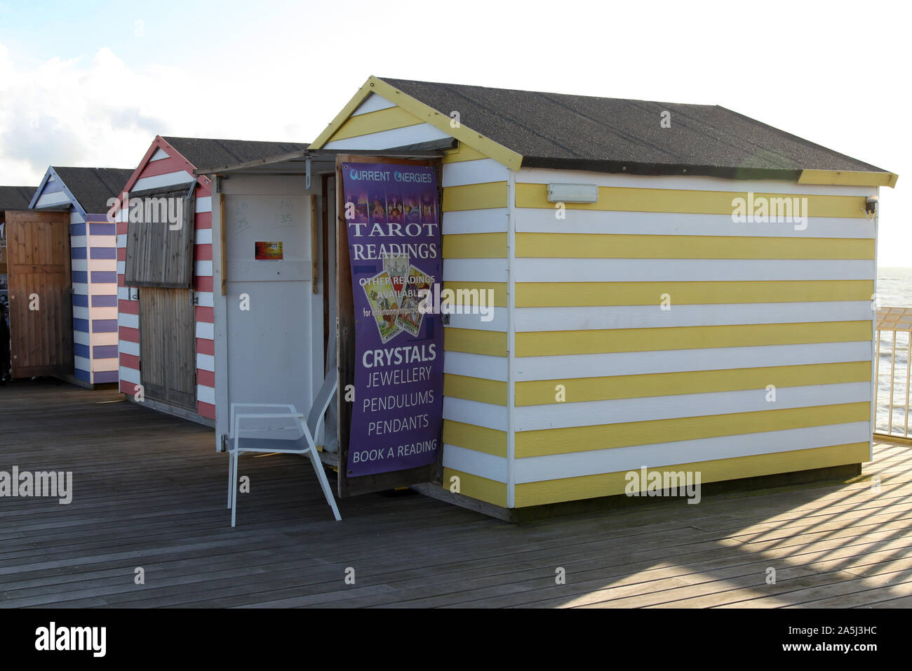 Cabaña de playa Clairvoyant en Hastings Pier que ofrece lectura de tarot tarjeta y lecturas de bola de cristal, Hastings, Inglaterra, Reino Unido, día, 2019 Foto de stock