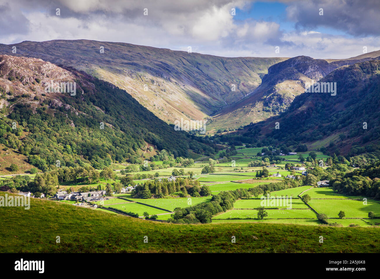 Vista de Borrowdale en el Lake District National Park, Cumbria. Foto de stock