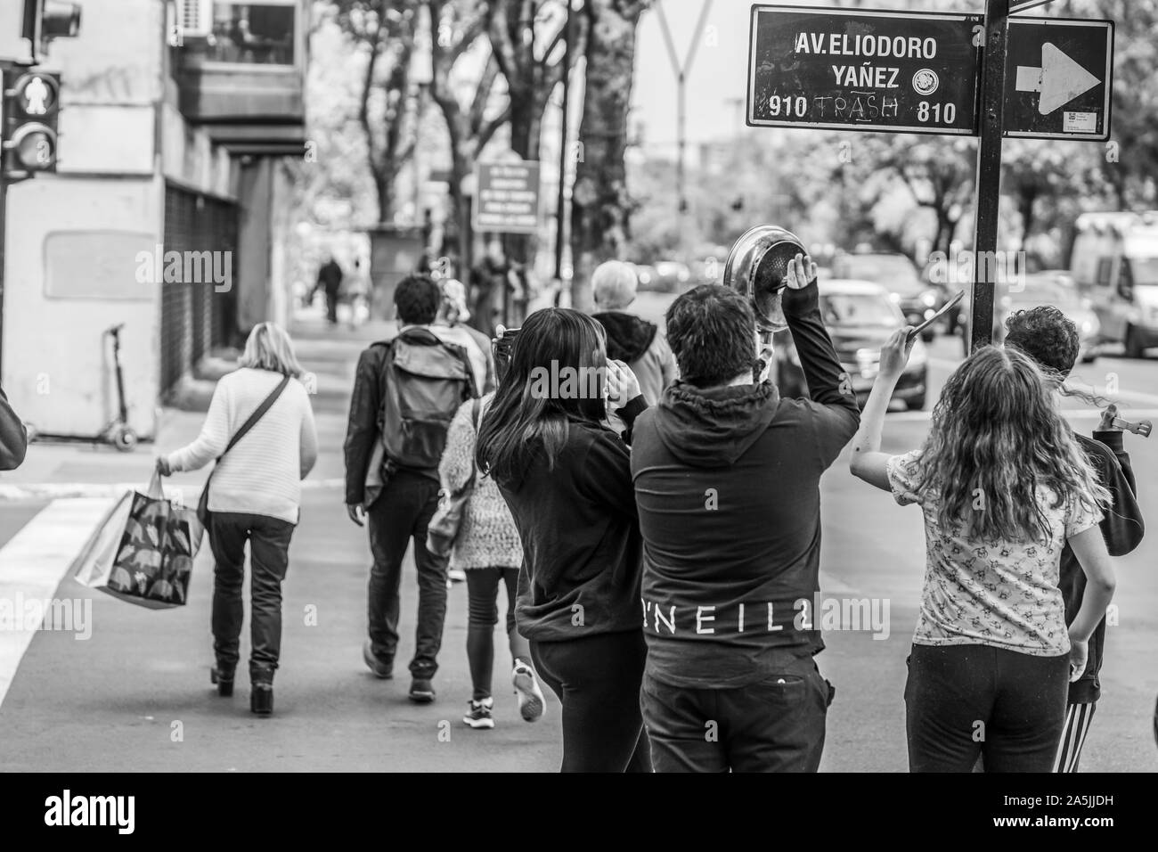 Cazuela, pueblo pacífico golpeando cacerolas en Santiago de Cazuela, pueblo pacífico golpeando cacerolas en Santiago de