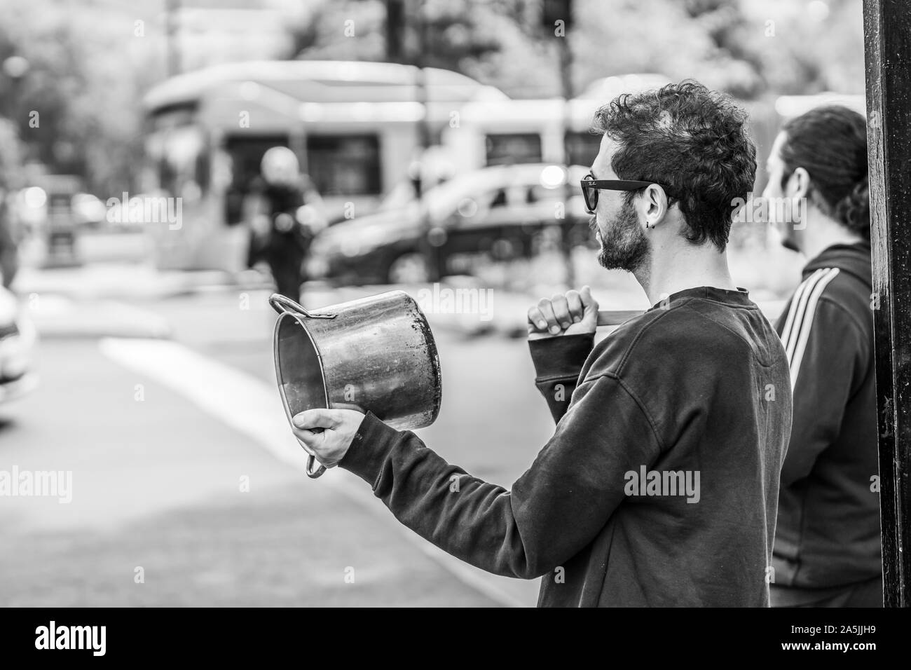 Cazuela, pueblo pacífico golpeando cacerolas en Santiago de Chile, las calles de la ciudad durante el 'Cacerolazo' (cazuela) último octubre de 2019 disturbios en Chile Foto de stock