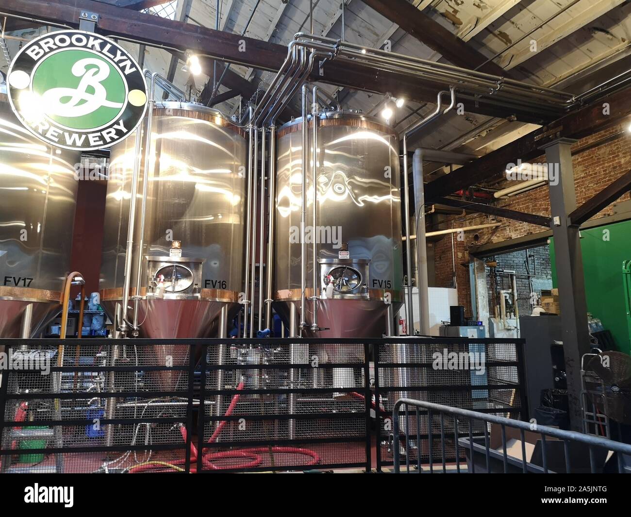 Nueva York, Estados Unidos. 12 Sep, 2019. Los tanques están de pie en una sala de la Brooklyn Brewery. La cervecería Brooklyn en el distrito del mismo nombre, fue fundada en 1988. La Brooklyn Brewery logotipo fue creado por el diseñador gráfico Milton Glaser, quien también diseñó el 'I love NY' logo. Crédito: Alexandra Schuler/dpa/Alamy Live News Foto de stock