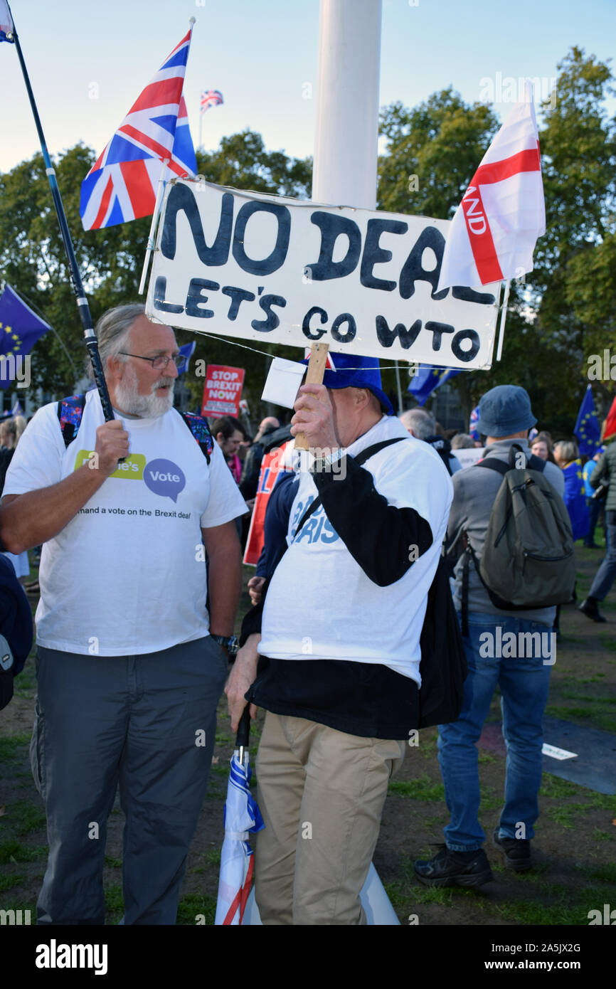 Permanecer hablando con un egresado de contador en una pequeña protesta por el voto popular de marzo, Londres, 19 de octubre de 2019 REINO UNIDO Foto de stock