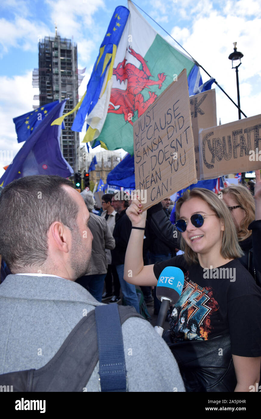RTE periodista entrevistando manifestante, Brexit voto popular de marzo, Londres, 19 de octubre de 2019 REINO UNIDO Foto de stock
