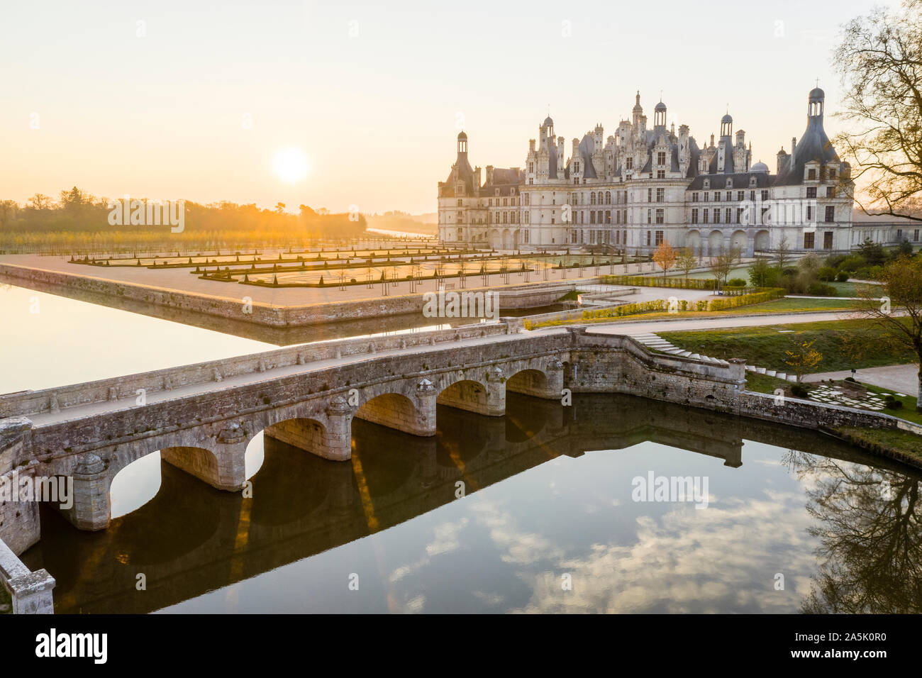 Francia, Loir et Cher, Valle del Loira catalogado como Patrimonio de la Humanidad por la UNESCO, Chambord, el castillo real, el jardín francés y el puente sobre el canalizado Cosson Foto de stock