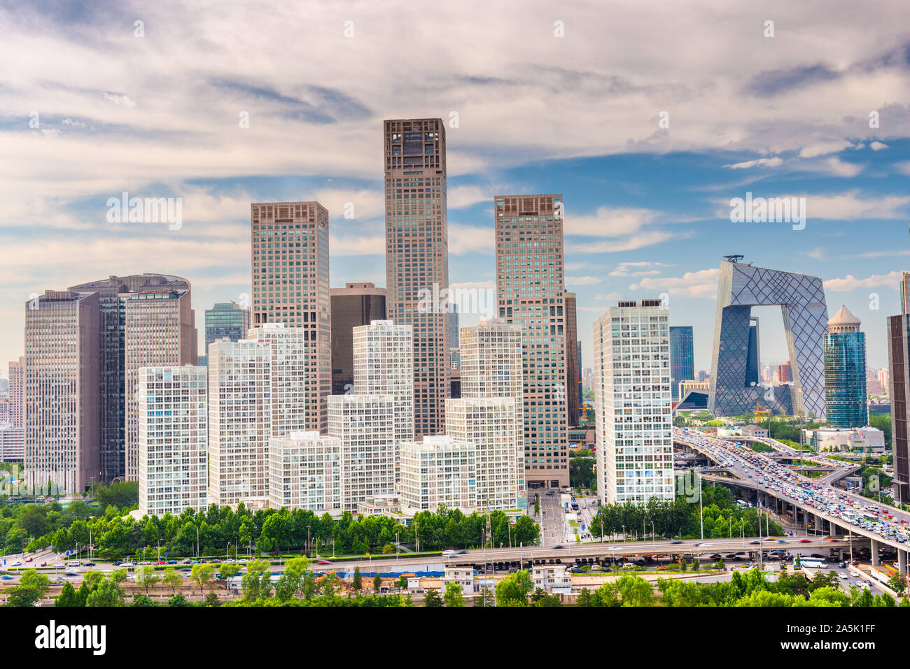 Beijing, China moderno distrito financiero skyline en un bonito día con el cielo azul. Foto de stock