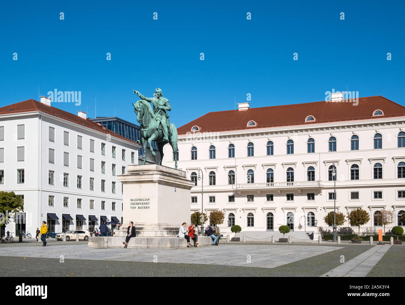 Wittelsbacher Square, Munich, Alemania. Memorial estatua ecuestre a Maximiliano Emanuel Kurfurst, ex gobernante de Baviera, Alemania. Foto de stock