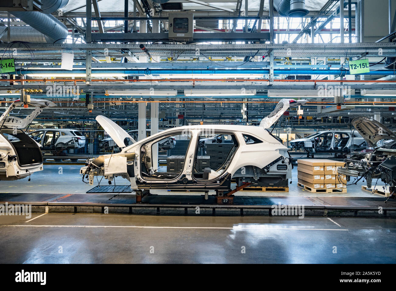Coches en línea de producción en la fábrica de automóviles Foto de stock