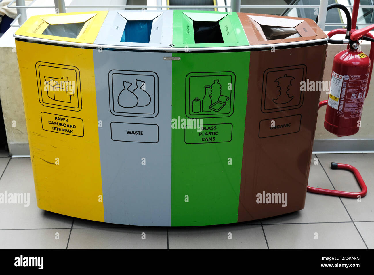 Coloridos contenedores de reciclaje de papel, cartón, Tetrapak, residuos,  vidrio, plástico, latas, orgánico y un extintor de incendios Fotografía de  stock - Alamy