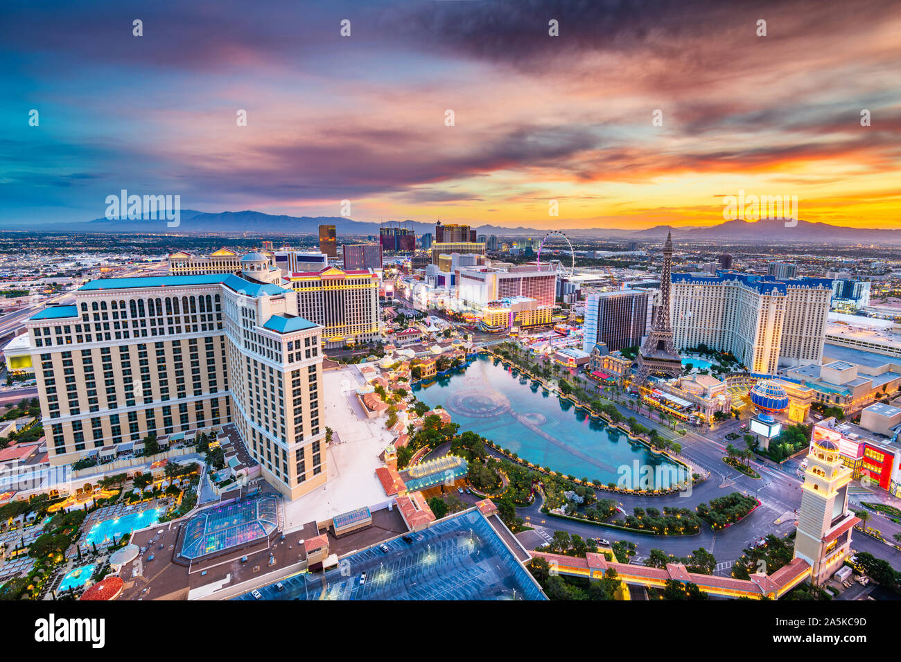 Las Vegas, Nevada, EE.UU. a través de la tira del horizonte al atardecer. Foto de stock