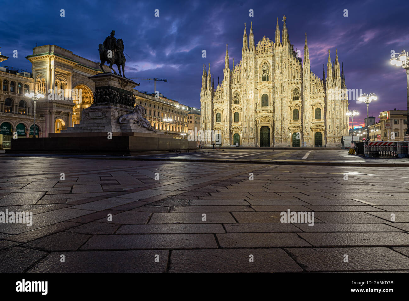 Amanecer en la Piazza del Duomo, incluyendo la catedral de Milán, Italia Foto de stock