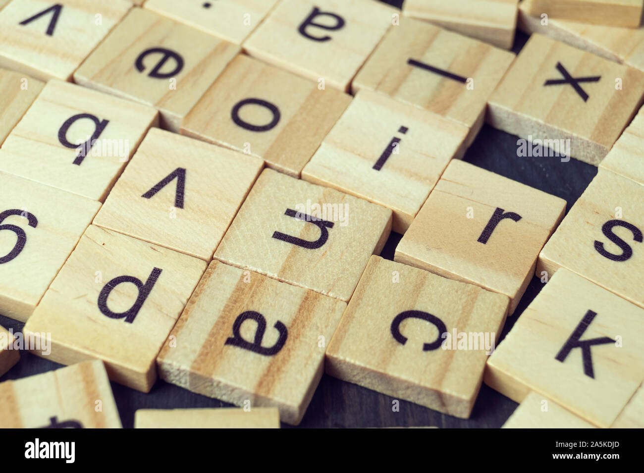 Las letras del alfabeto en madera piezas de Scrabble, cerrar Fotografía