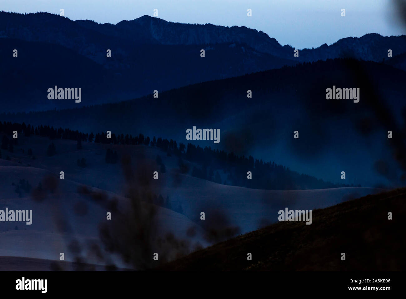 Líneas de cresta de la montaña. Foto de stock