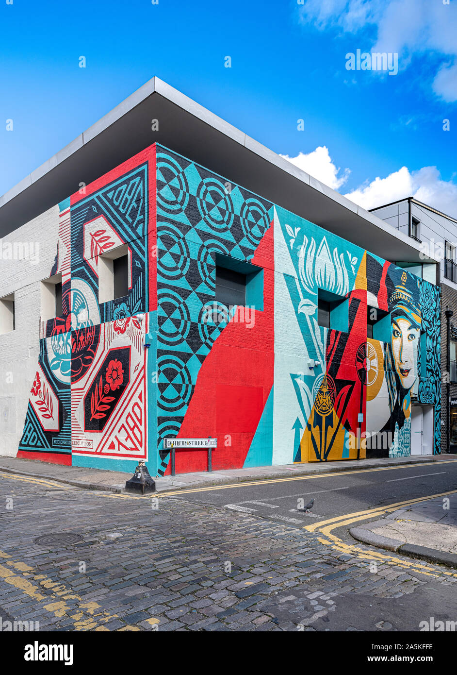 Nuevo mural gigante diseñado y producido por Shepard Fairey en Whitby Street, Londres Foto de stock