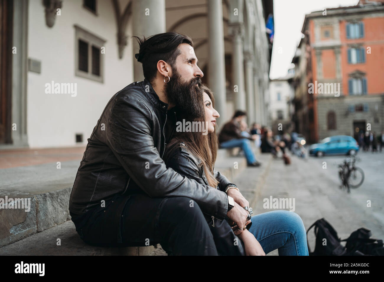 El hombre abrazando a la mujer desde atrás a pasos Foto de stock