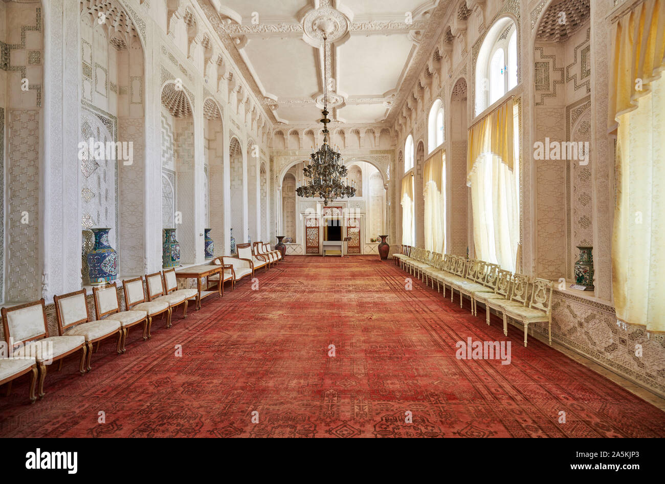 Salón Blanco, magnífica decoración interior de verano palacio residencial, Sitorai Mohi Hossa o Sitorai Mohi Khosa de último Emir de Bukhara, Uzbekistán Foto de stock