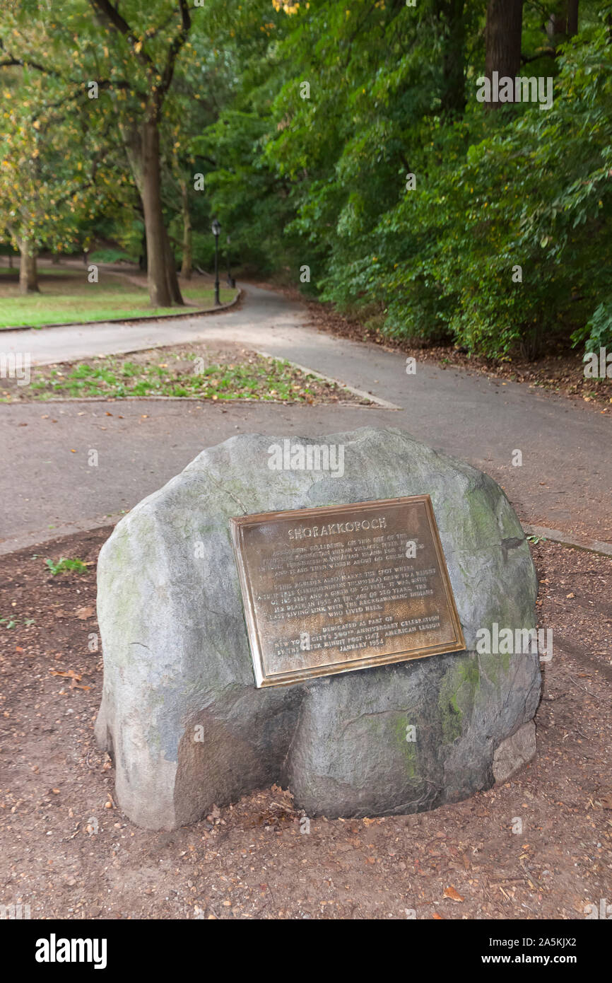 Boulder Shorakkopoch marca el sitio donde, según la leyenda, Peter Minuit compró la isla de Manhattan a los indios por baratijas y abalorios con un valor de 60 florines. Foto de stock