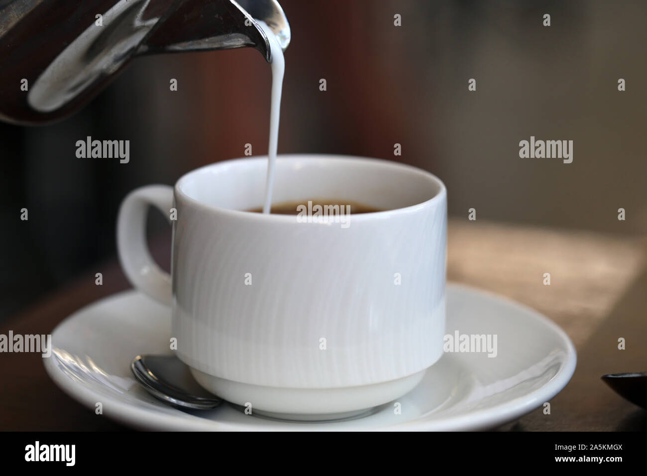 Taza divertida para tomar el café o servir la leche en forma de cafetera