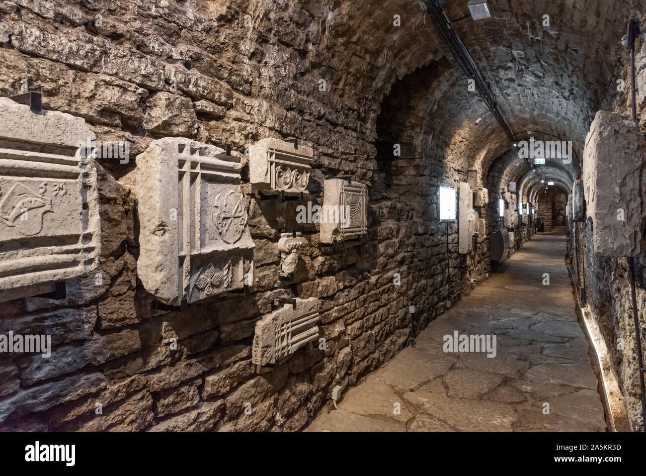 Museo de piedras talladas, bastión de pasajes y túneles, Tallinn, Estonia Foto de stock