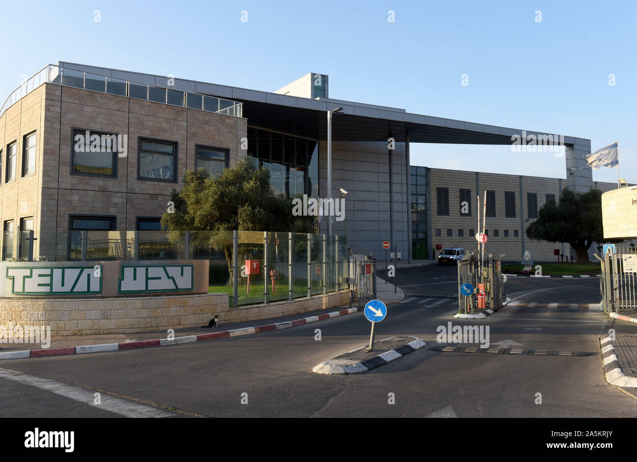 Jerusalén, Israel. 21 Oct, 2019. La Teva Pharmaceutical logo es visto en  inglés y hebreo en su planta de producción de tableta en Jerusalén, el  lunes, 21 de octubre de 2019. El