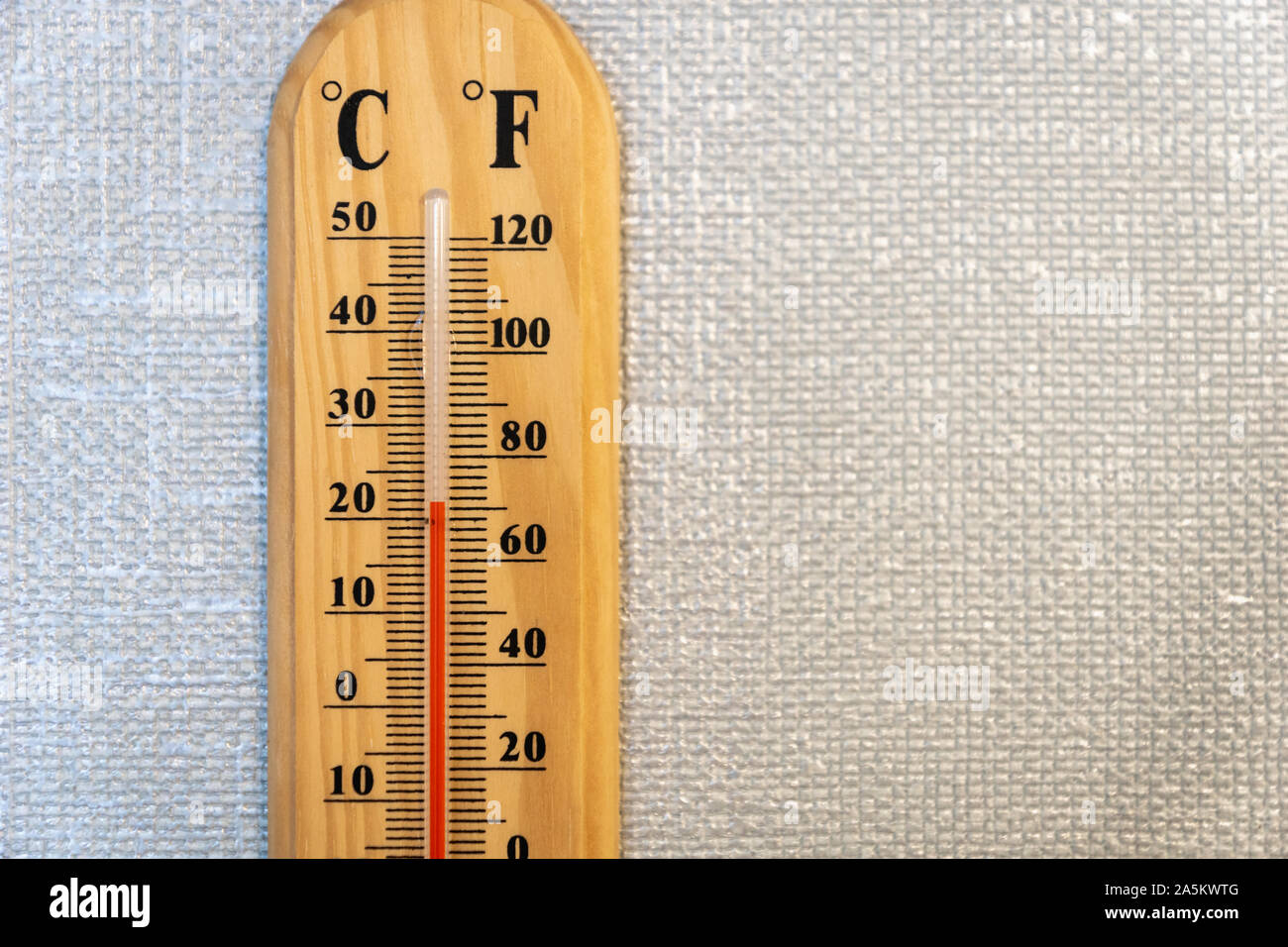Termómetro Medidor de temperatura en la pared blanca - Termómetro analógico  cerrar Fotografía de stock - Alamy