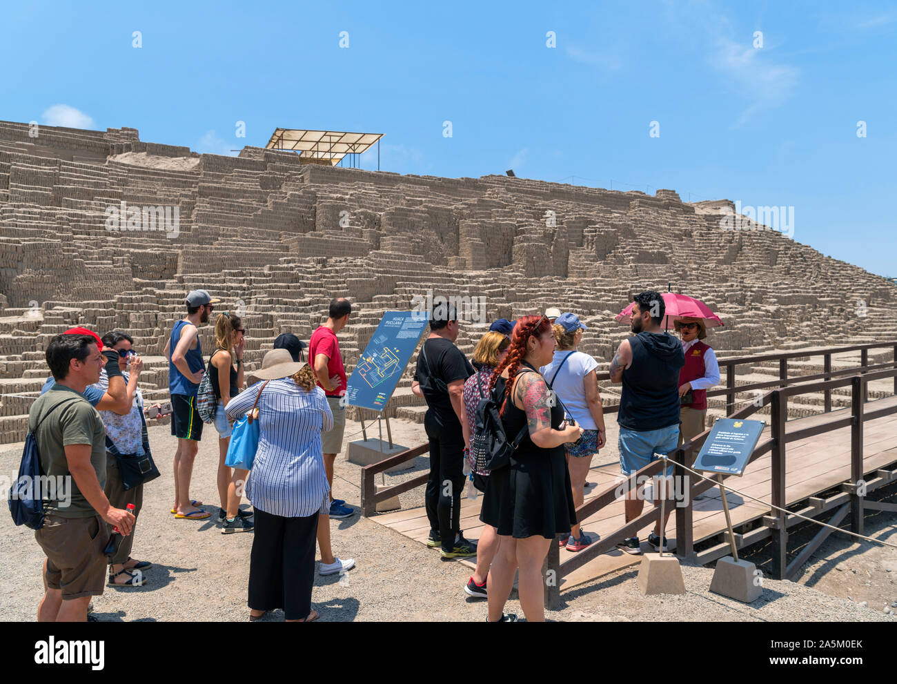 Huaca Pucllana, Lima. Visitantes en una visita guiada a las ruinas de Huaca Pucllana, una pirámide de adobe que data de alrededor del año 400 DC, Miraflores, Lima, Perú, por lo que Foto de stock
