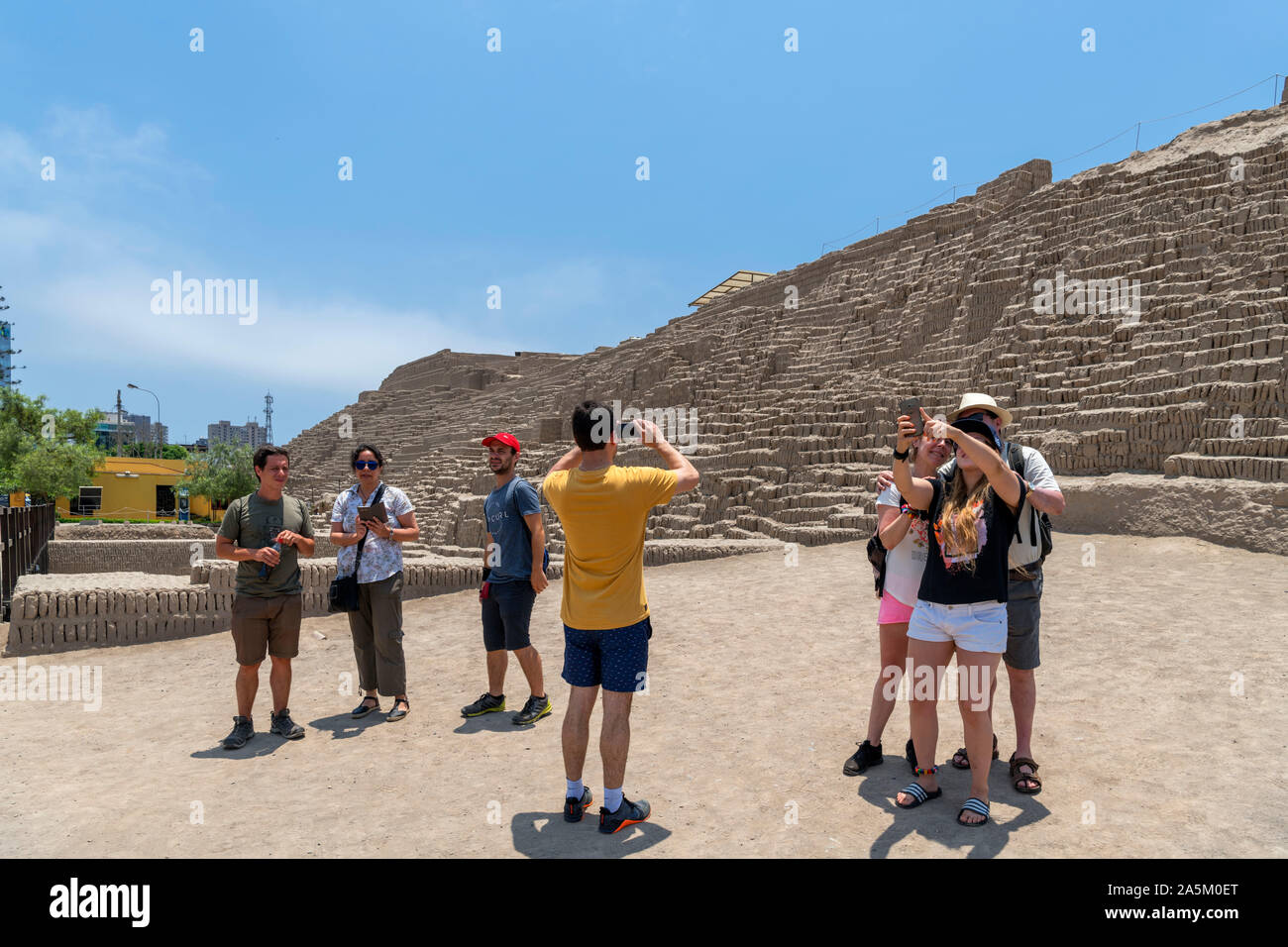 Los visitantes de tomar fotografías de las ruinas de Huaca Pucllana, una pirámide de adobe que data de alrededor del año 400 DC, Miraflores, Lima, Perú, América del Sur Foto de stock