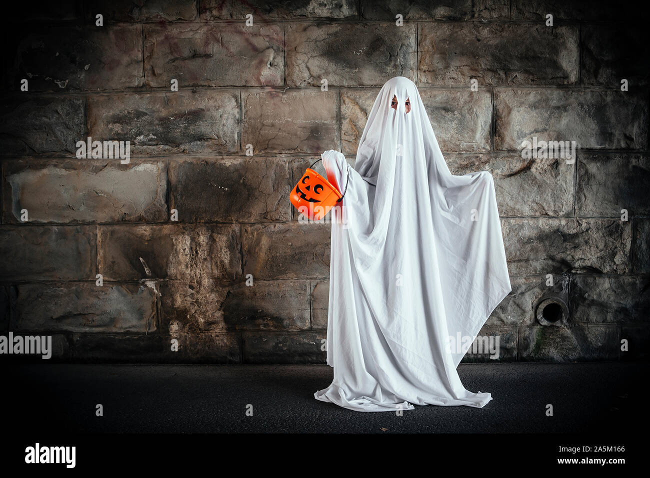 Fantasma de halloween fotografías e imágenes de alta resolución - Alamy