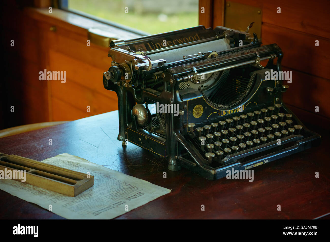 VSETIN, REPÚBLICA CHECA/ Septiembre 29, 2019: antigua máquina de escribir  vintage en el interior del vagón del tren 1920th Fotografía de stock - Alamy
