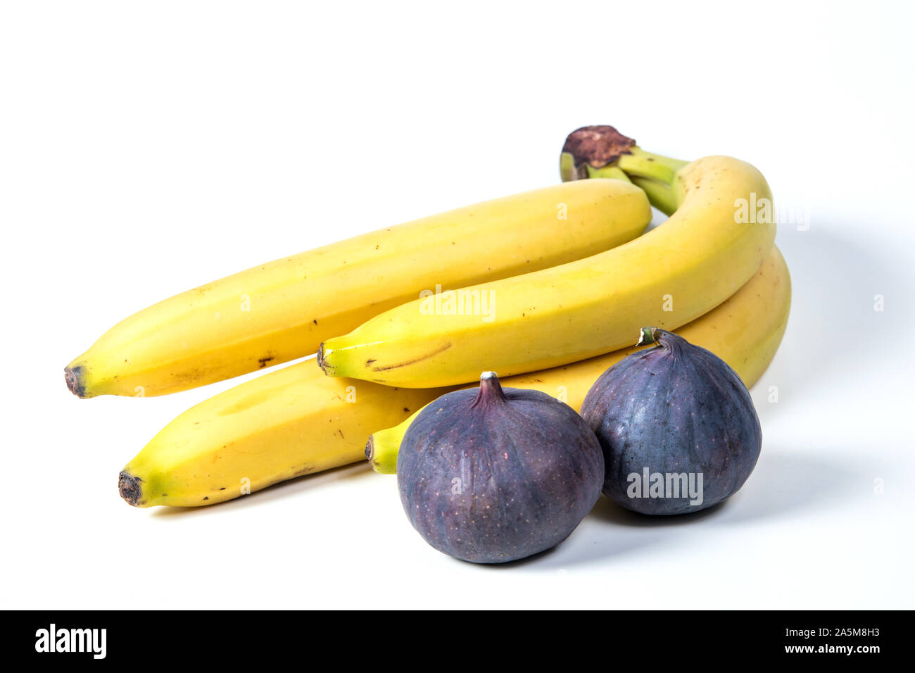 Los higos y plátanos, hermosos frutos, plátanos, higos, púrpura cerca, concepto de vitaminas, la alimentación vegetariana, comer sano, Foto de stock