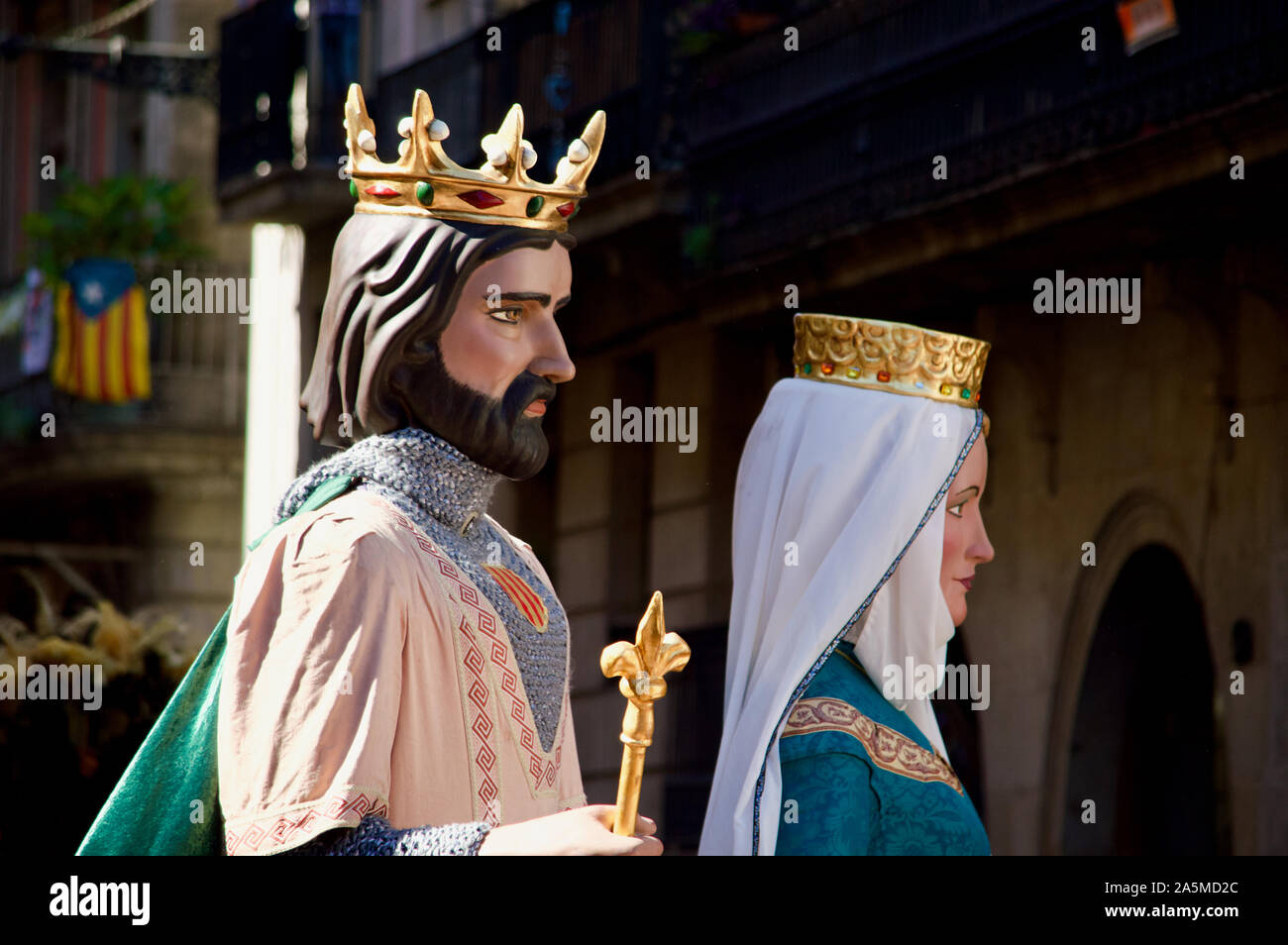 El desfile de gigantes durante la Merce Festival 2019 en la Plaça de Sant Jaume, en Barcelona, España Foto de stock