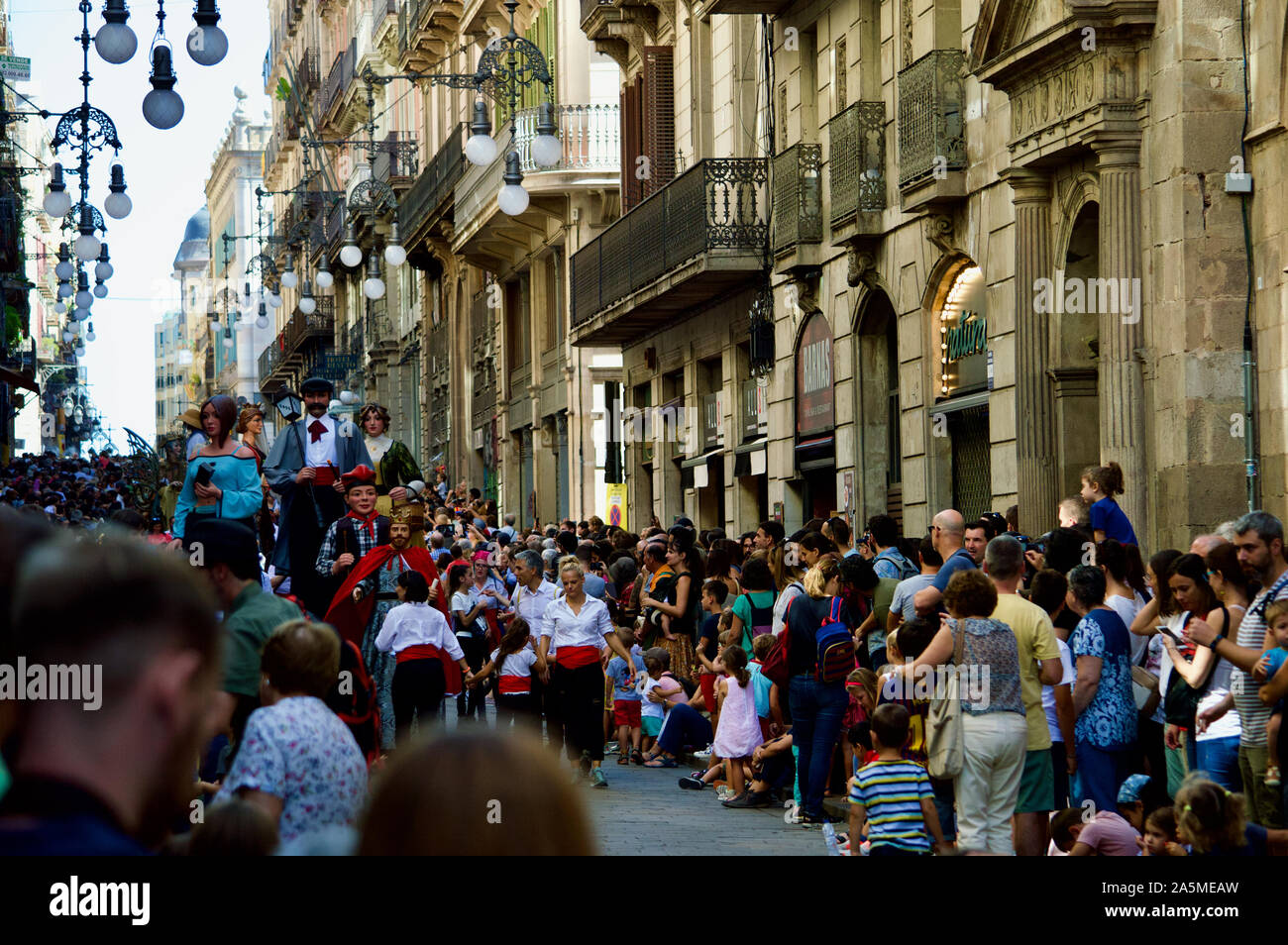 El desfile de gigantes durante la Merce Festival 2019 en la Plaça de Sant Jaume, en Barcelona, España Foto de stock