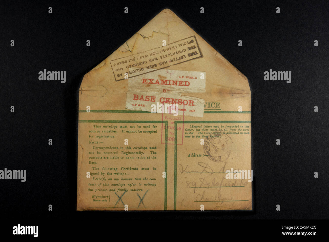 Un servicio activo del ejército de sobres de privilegio con "censurar pasa' estampado, un pedazo de réplicas de objetos desde la época de la Primera Guerra Mundial. Foto de stock