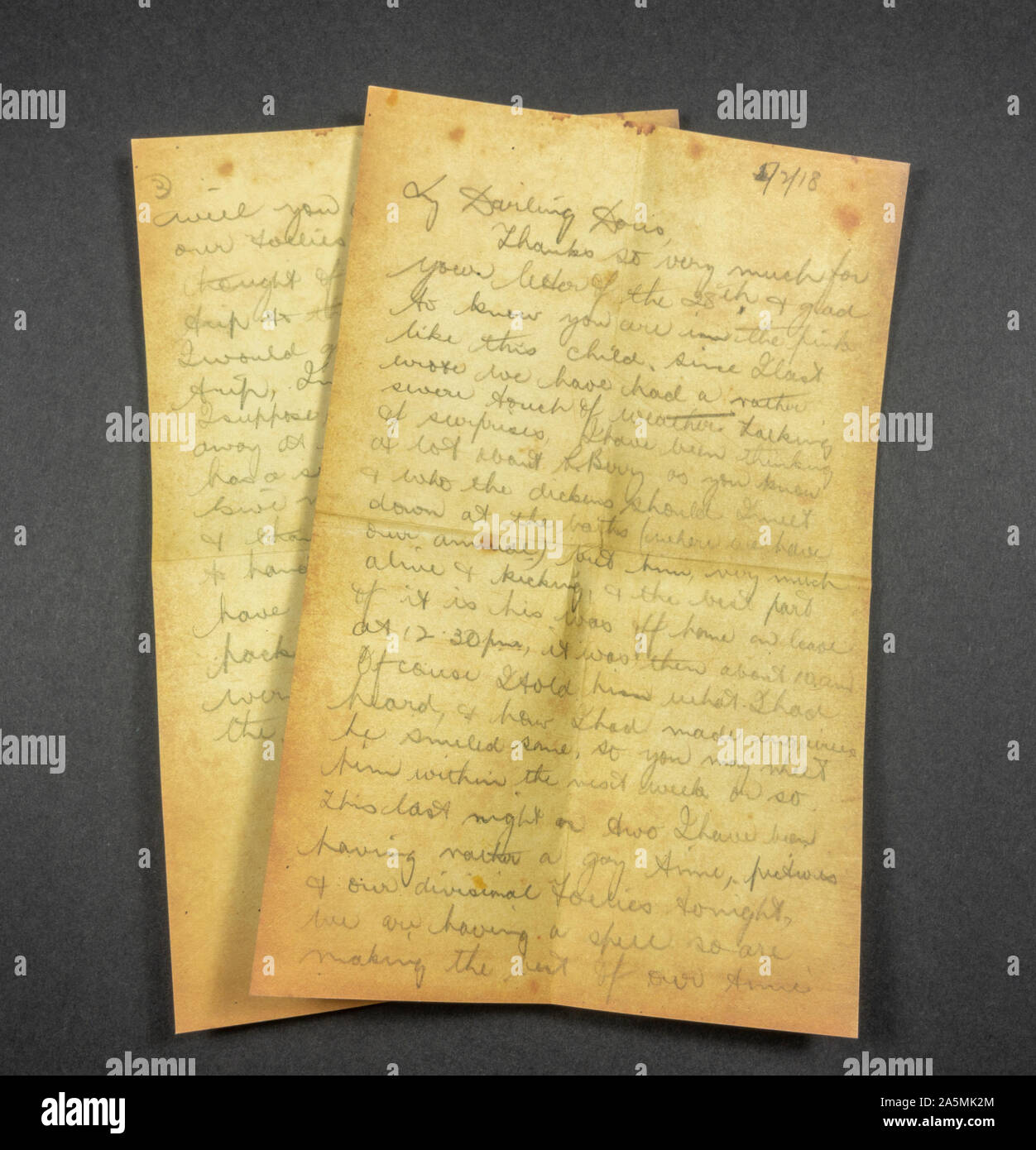 Carta personal de un privilegio del Ejército en servicio activo, sobre un trozo de réplicas de objetos desde la época de la Primera Guerra Mundial. Foto de stock