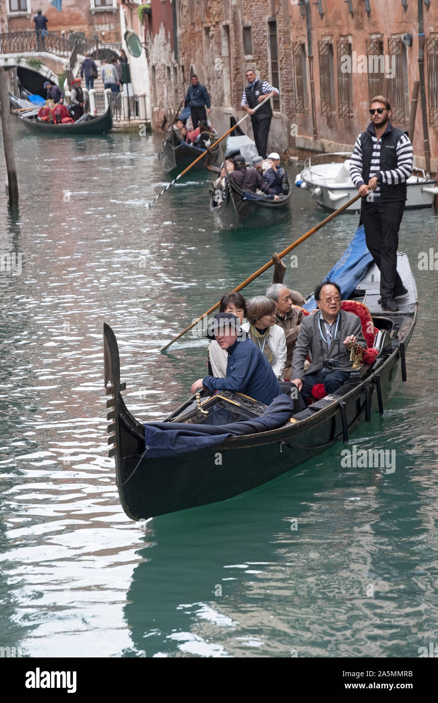 Un grupo de asiáticos, probablemente chino, tomar un paseo en góndola por el Gran Canal de Venecia, Italia. Desde el Puente de Rialto, Foto de stock