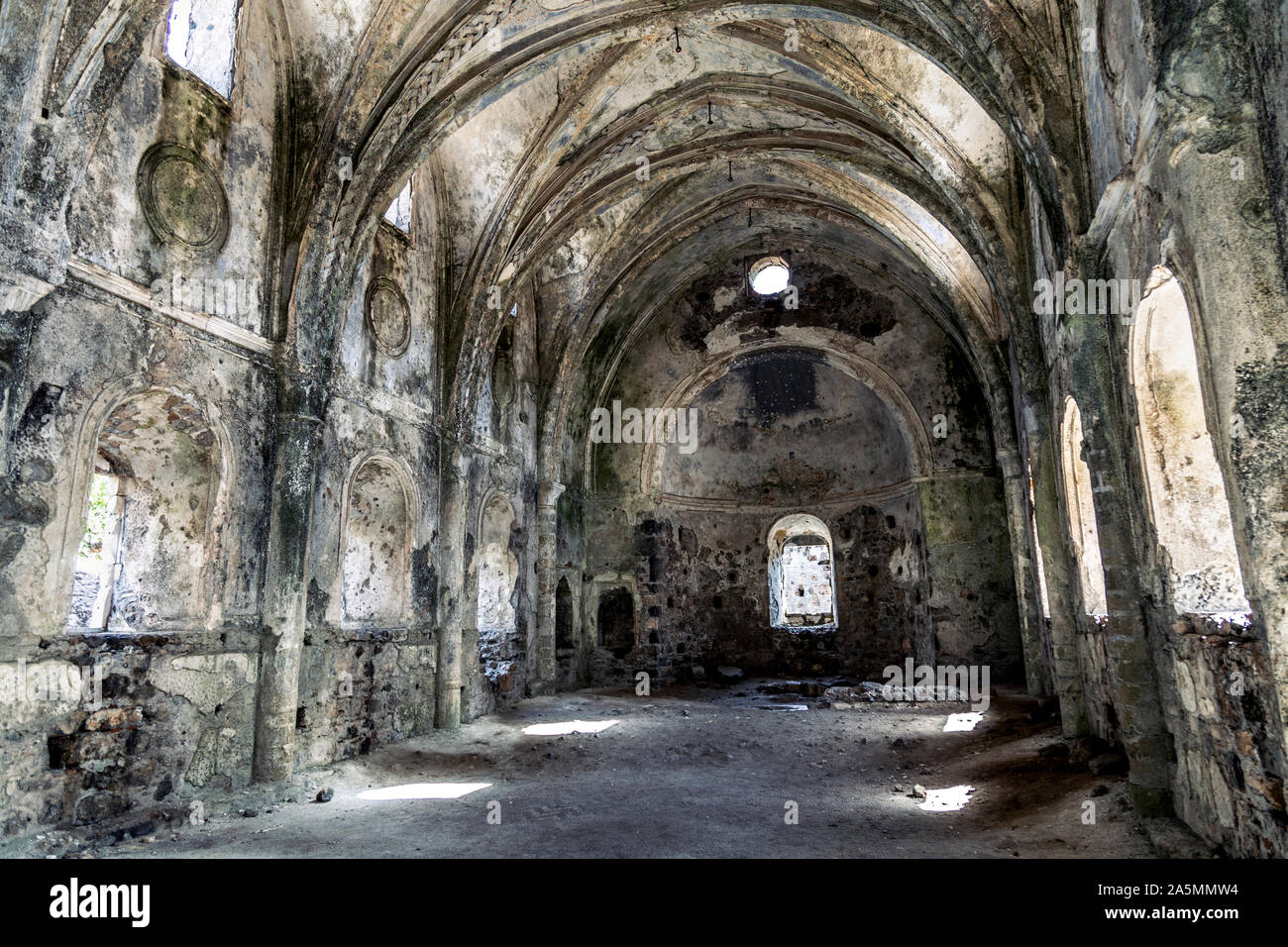 Interior de un decrépito abandonado ruina de una iglesia ortodoxa griega en la ciudad fantasma de Kayakoy, Turquía Foto de stock