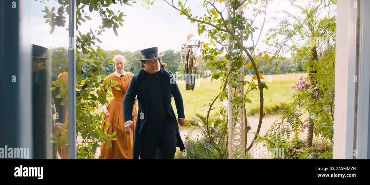 En el Reino Unido. Tilda Swinton y Benedict Wong en ©Fox Searchlight Pictures nueva película: La historia personal de David Copperfield (2019) PLOT: Basada en la novela de Charles Dickens. Ref: LMK110-J5646-211019 suministrado por LMKMEDIA. Sólo Editorial. Medios Landmark no es el propietario del copyright de estas películas o TV Stills, pero proporciona un servicio sólo por reconocidos medios. pictures@lmkmedia.com Foto de stock