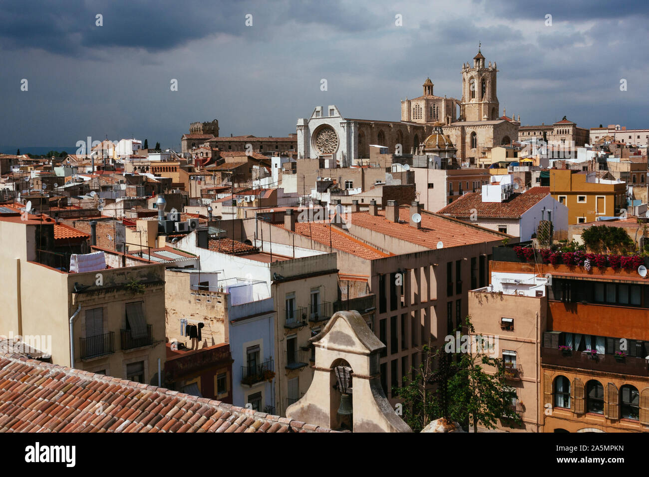 Terraza vistas al casco antiguo de la ciudad de Tarragona con elevarse por  encima de la Catedral de Tarragona, en Cataluña, España, Europa Fotografía  de stock - Alamy