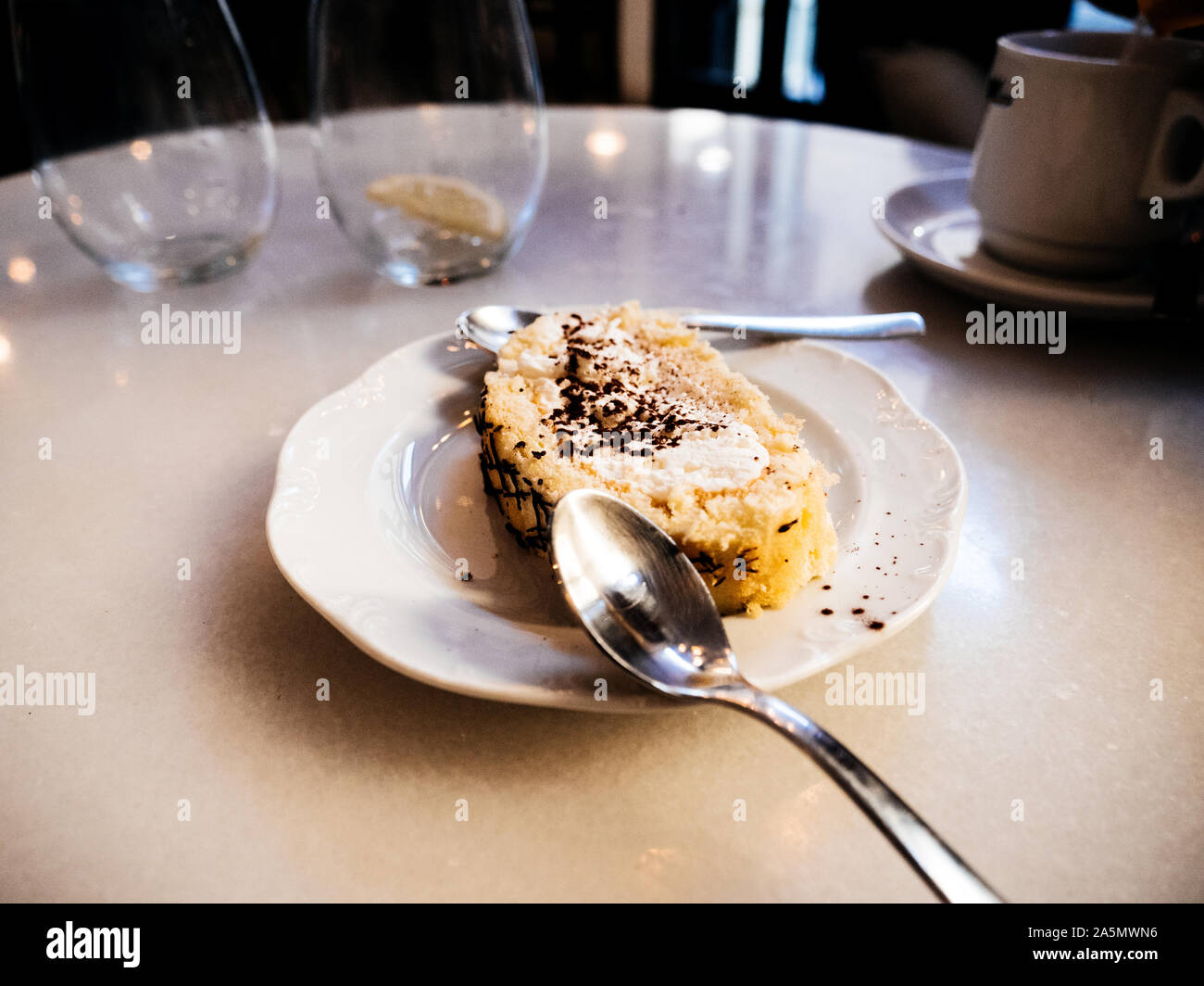 Cucharas en la placa con el tradicional pastel Español Catalán en la  acogedora cafetería interior Fotografía de stock - Alamy