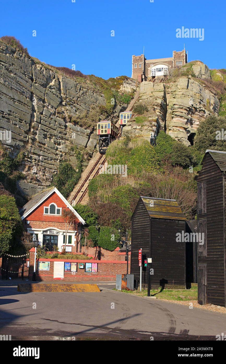 Con una longitud de 267 pies (81 metros) y un gradiente del 78% la colina oriental de elevación en Hastings es el funicular más empinado en el Reino Unido. Foto de stock