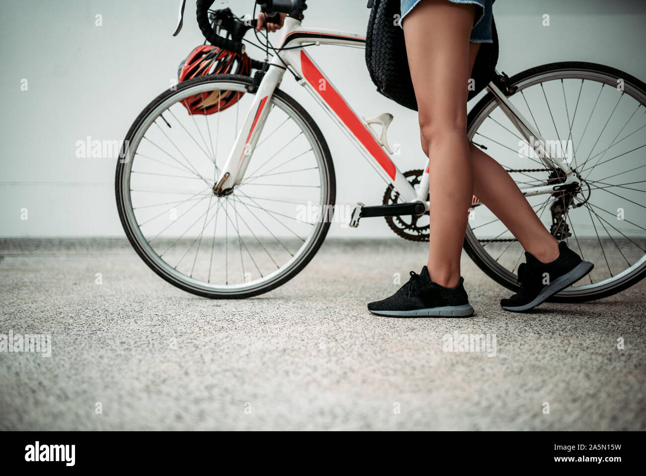 Cerrar mujer piernas y bicicleta Foto de stock