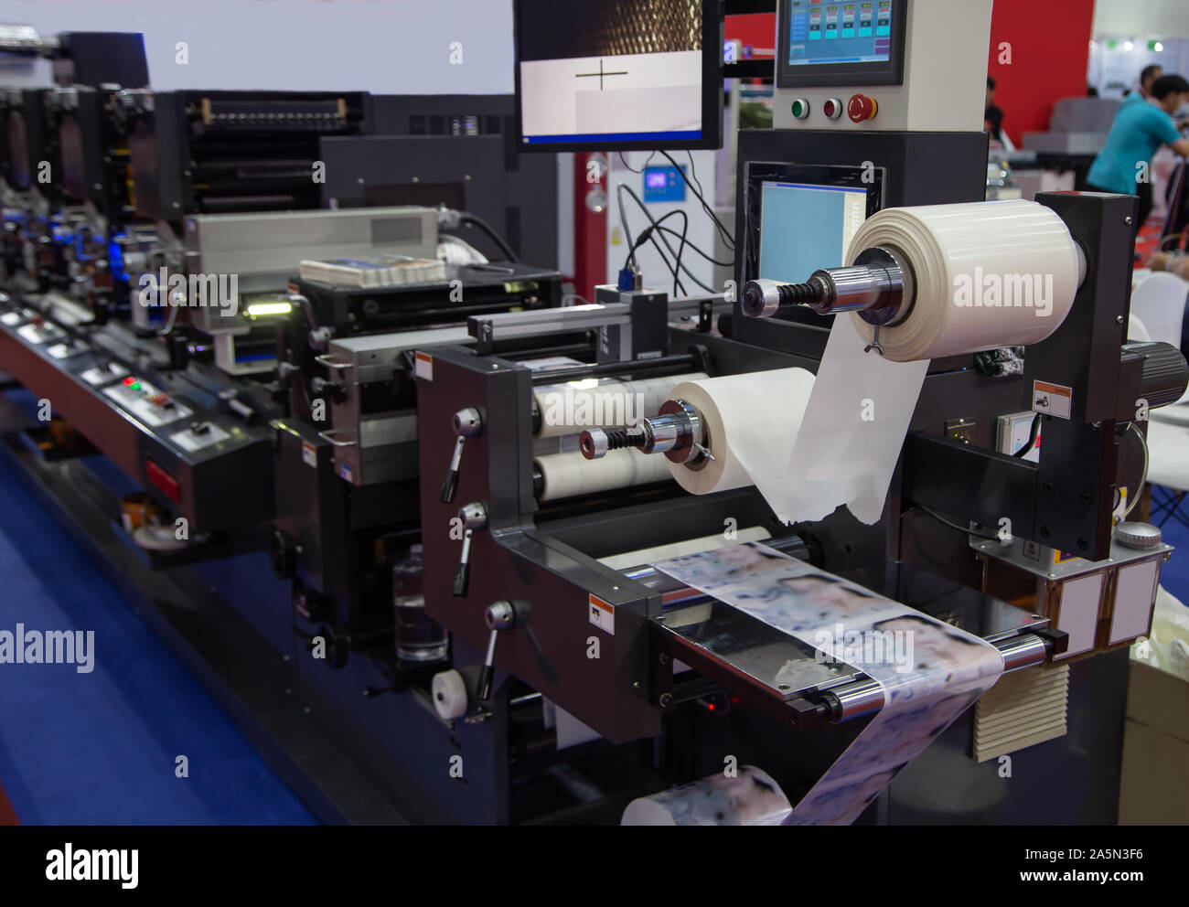 Máquina de impresión flexográfica para etiquetas, cintas, bolsas, cajas y  banners Fotografía de stock - Alamy