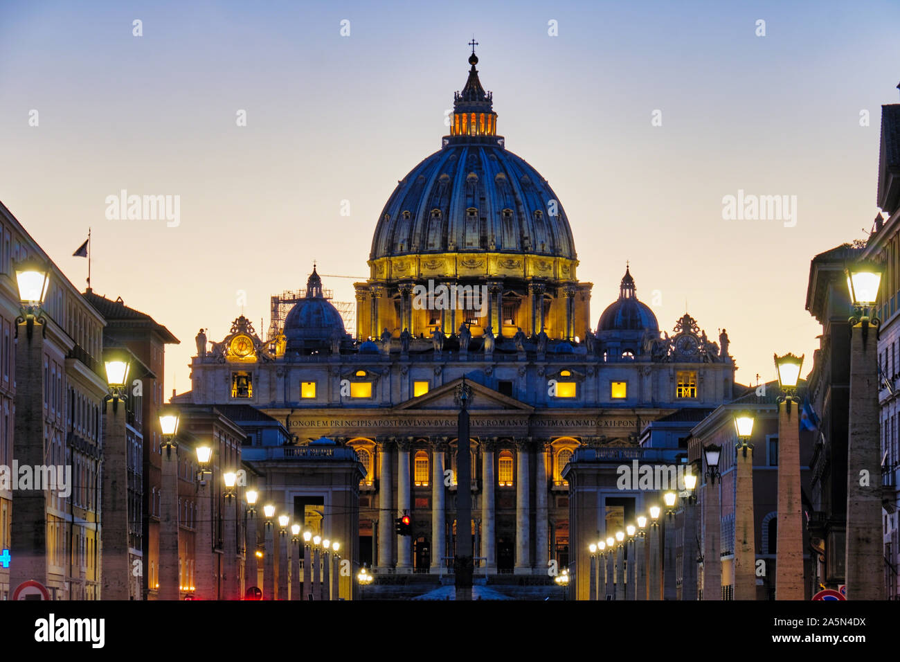Ángulo de visión baja de la Basílica Papal de San Pedro en la noche, la Ciudad del Vaticano, Roma, Italia Foto de stock
