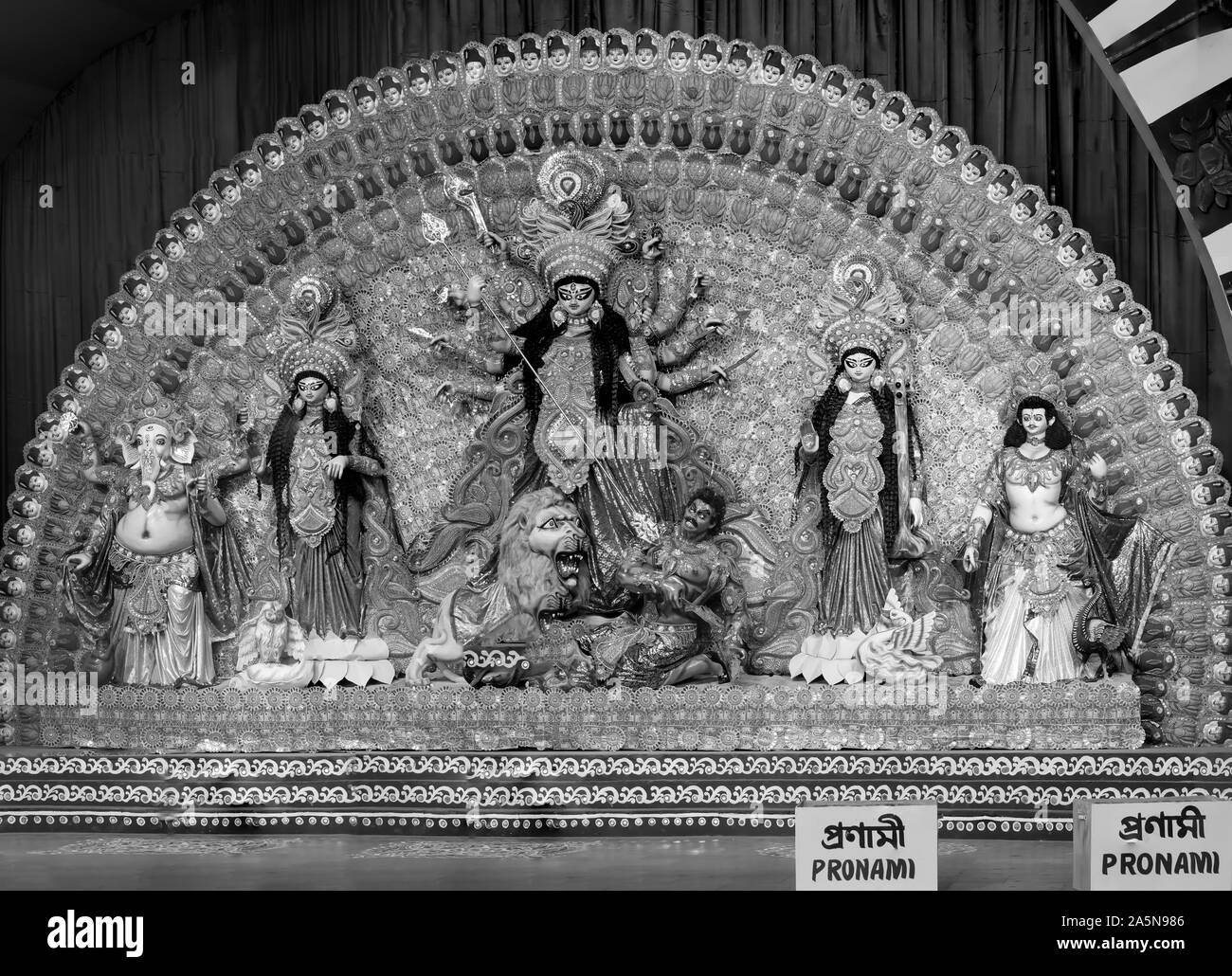 Una vista de Durga Puja Pandal Idiol interior Foto de stock