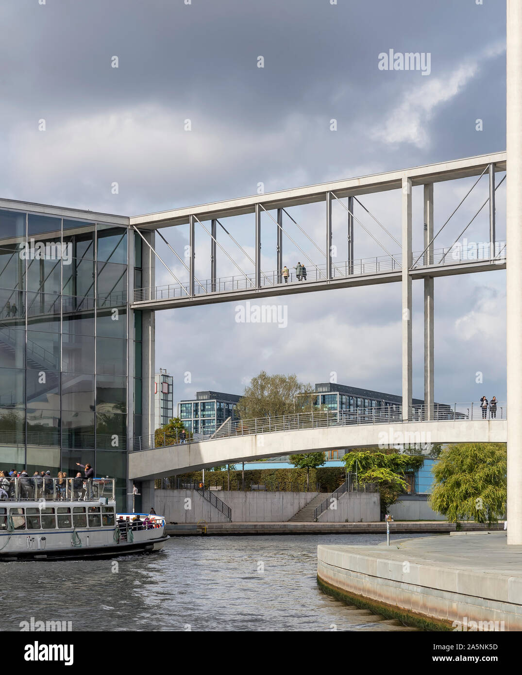 Crucero por el río Spree, en el centro histórico de Berlín, Alemania, con una vista de la doble puente peatonal que conecta los edificios gubernamentales Foto de stock