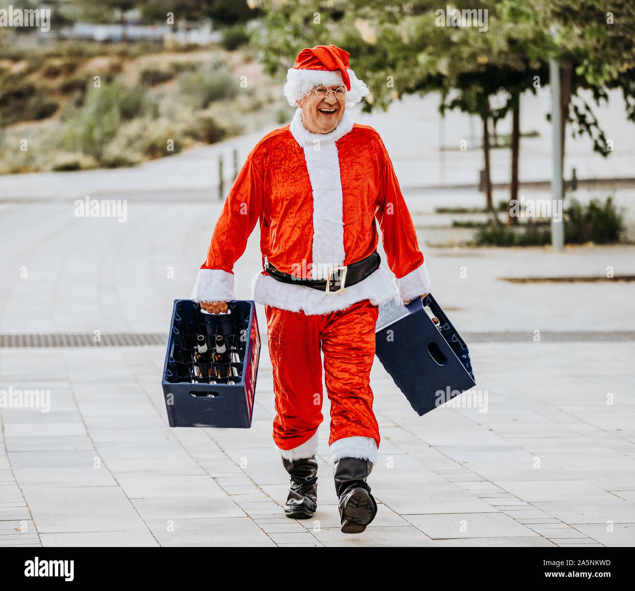 Stock de Foto vertical de Papá Noel sin barba cargando con dos cajas de  cerveza. El tiempo de Navidad Fotografía de stock - Alamy