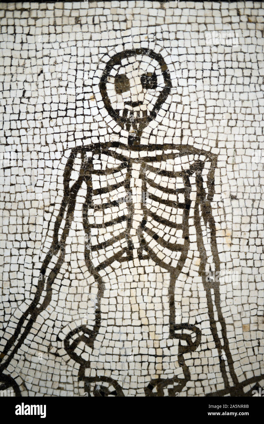 Detalle mostrando la caja torácica de un piso de mosaico romano de un esqueleto humano de una villa romana o Pompeiian Villa en Pompeya AD1-50. Foto de stock
